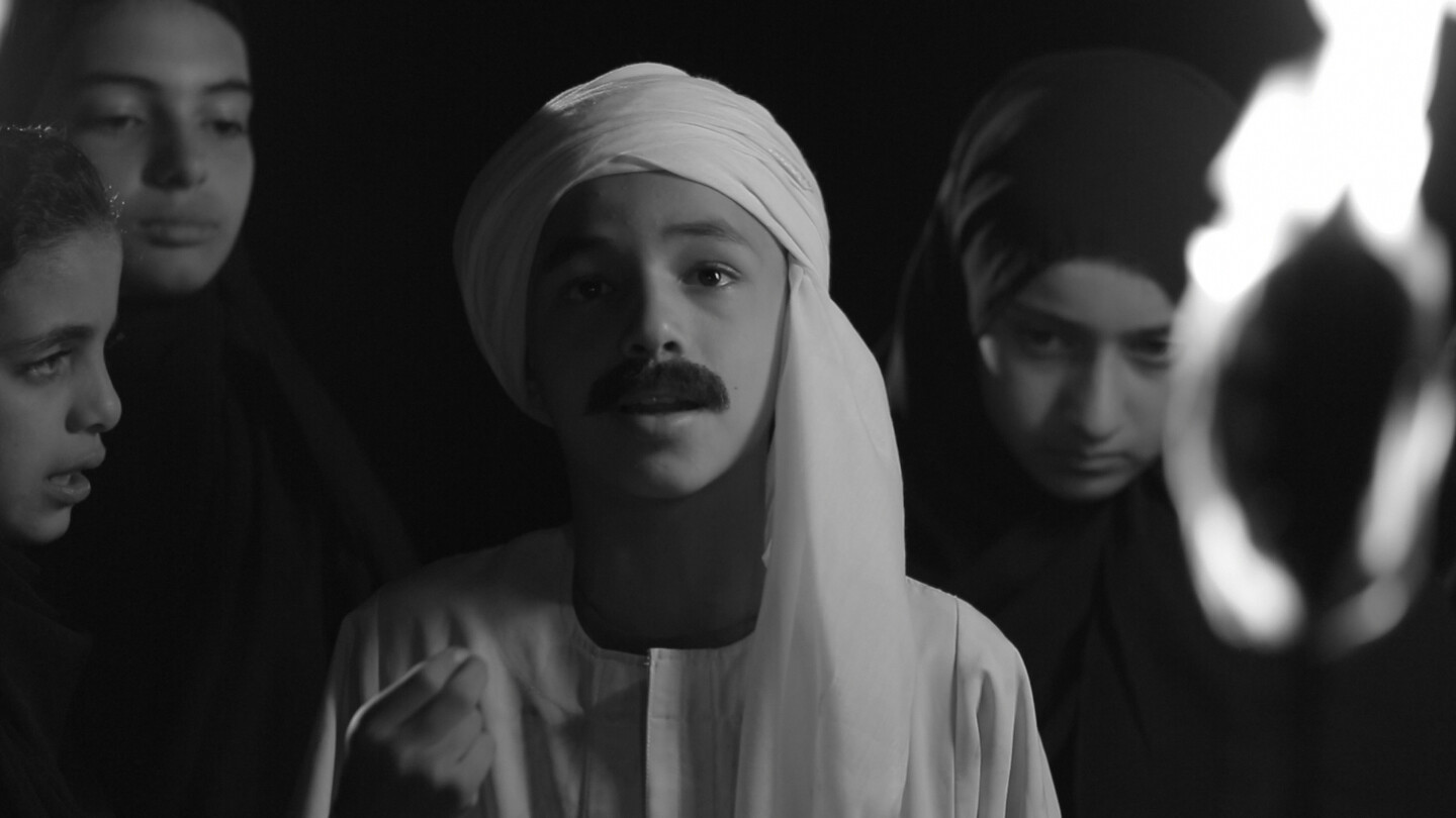 Al Araba Al Madfuna II, 2013, B&W film (sound), 34'