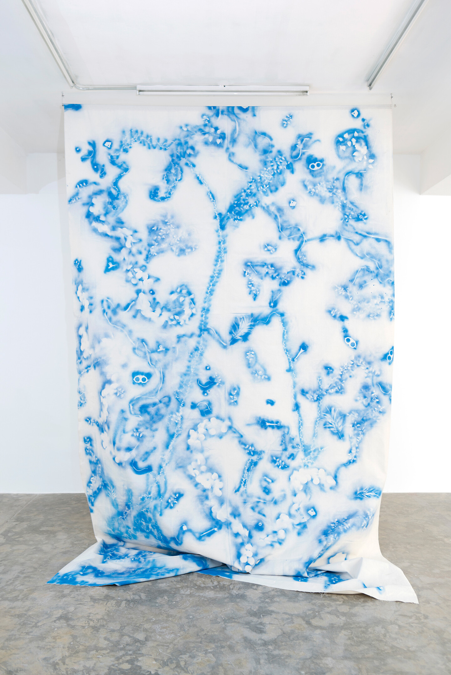 Ania Soliman, Dissolving salts (Kahrabaa), 2022, Spray paint on canvas, 300 x 495 cm