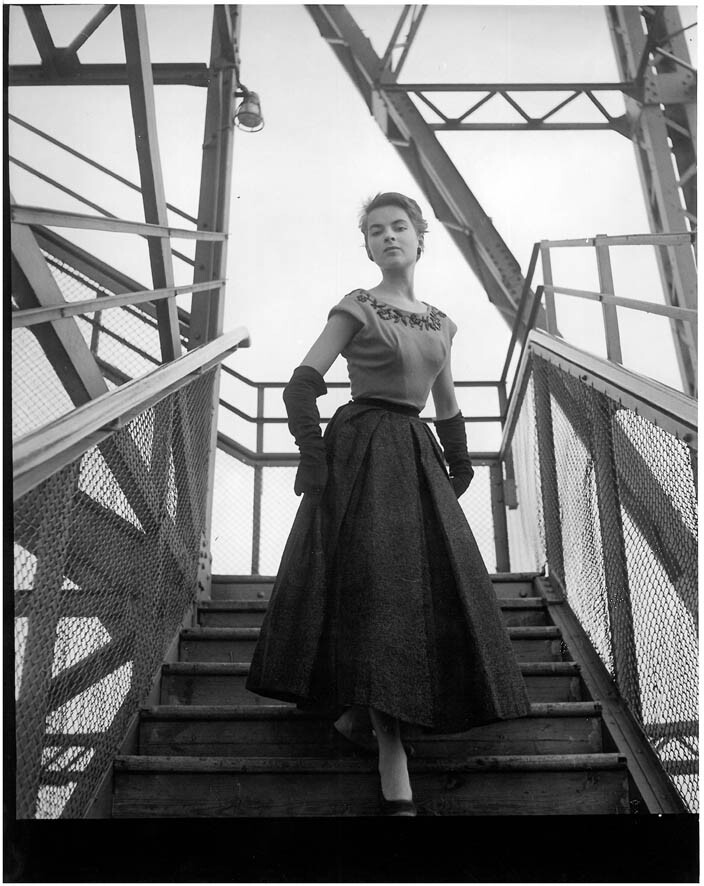 F.C. Gundlach, Das gefällt der jungen Dame, Katharina Denzinger in einem Cocktailkleid von Lindenstaedt & Brettschneider Berliner Funkturm, 1953, Vintage print, 30,4 x 24cm