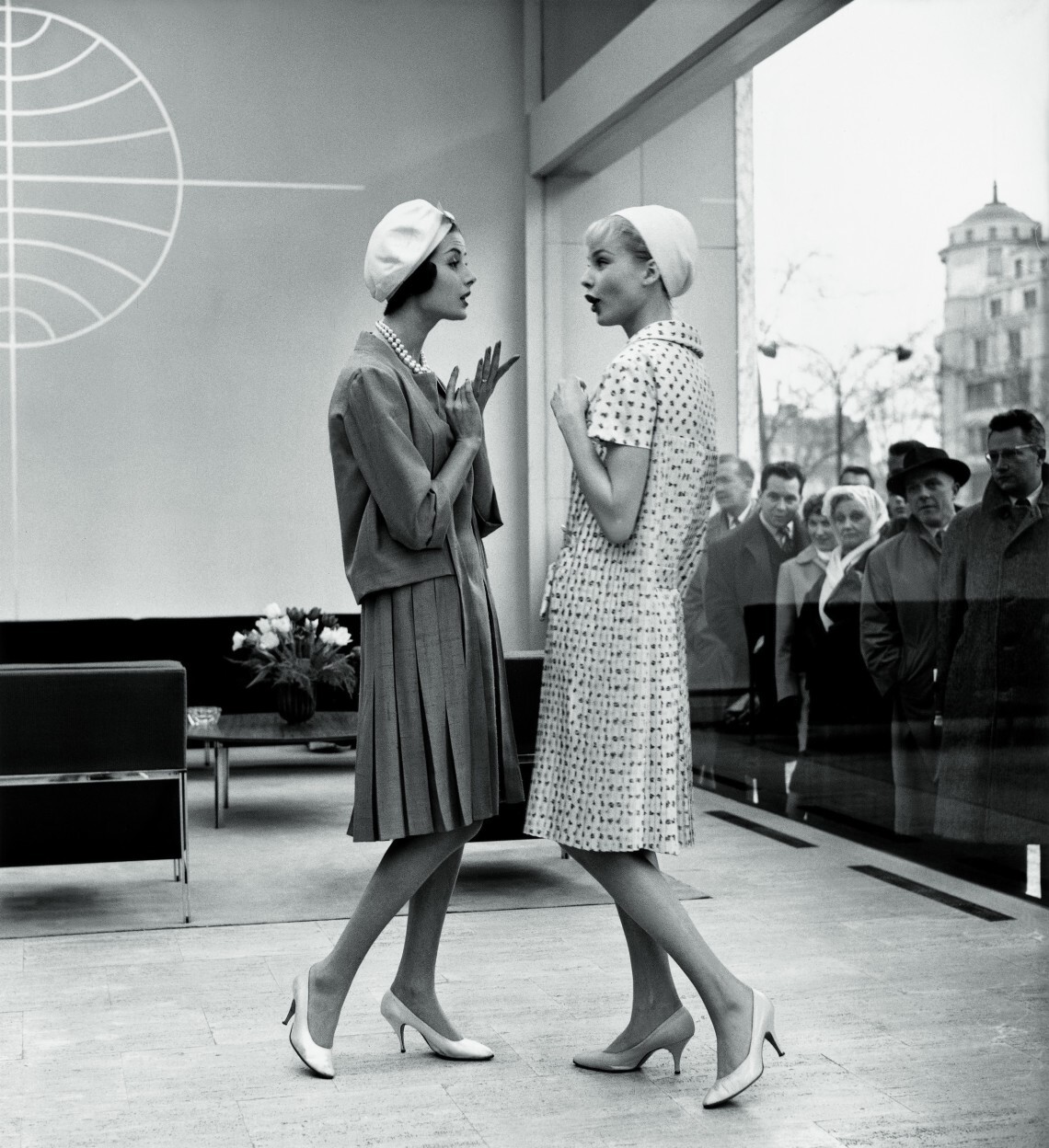 F.C. Gundlach, Wir da drin, ihr da drau&szlig;en, Christa und Gitta im Pan Am Office, Paris, 1958, Print, 129 x 125 cm