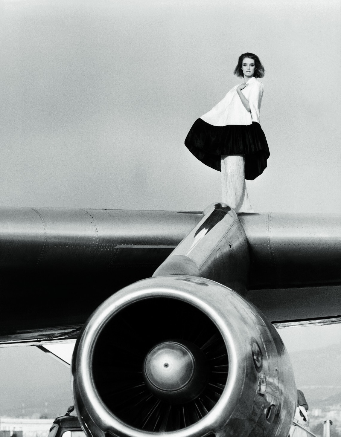 F.C. Gundlach, Deborah auf der Düse, Deborah Dixon für SWA Beirut, Libanon, 1964, Print, 129 x 101cm