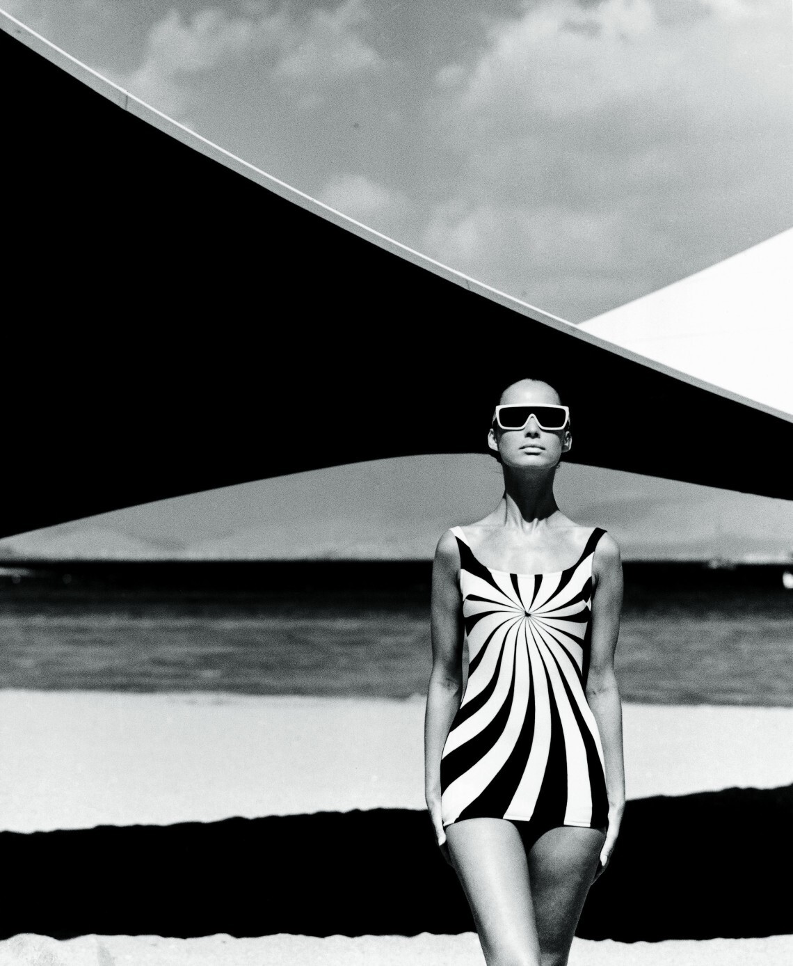 F.C. Gundlach, Brigitte Bauer Op Art-Badeanzug von Sinz Vouliagmeni, 1965, Print, 129 x 100 cm