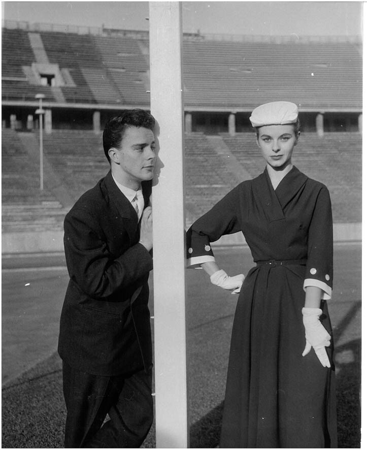 F.C. Gundlach, Flirt im Stadion, Katharina Denzinger und Michael Cramer, Modelle Lindenstaedt & Brettschneider, Olympiastadion Berlin, 1954, Vintage print, 30,2 x 24cm