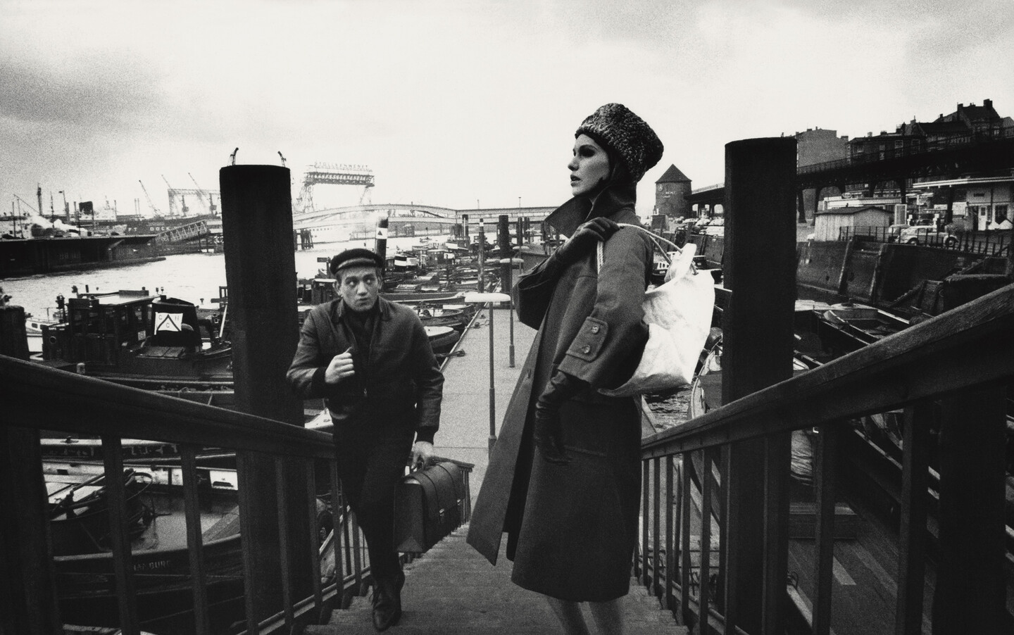 F.C. Gundlach, Am Baumwall, Modereportage für Nino, Hamburger Hafen, Inkjet print, 1958, 90 x 129 cm