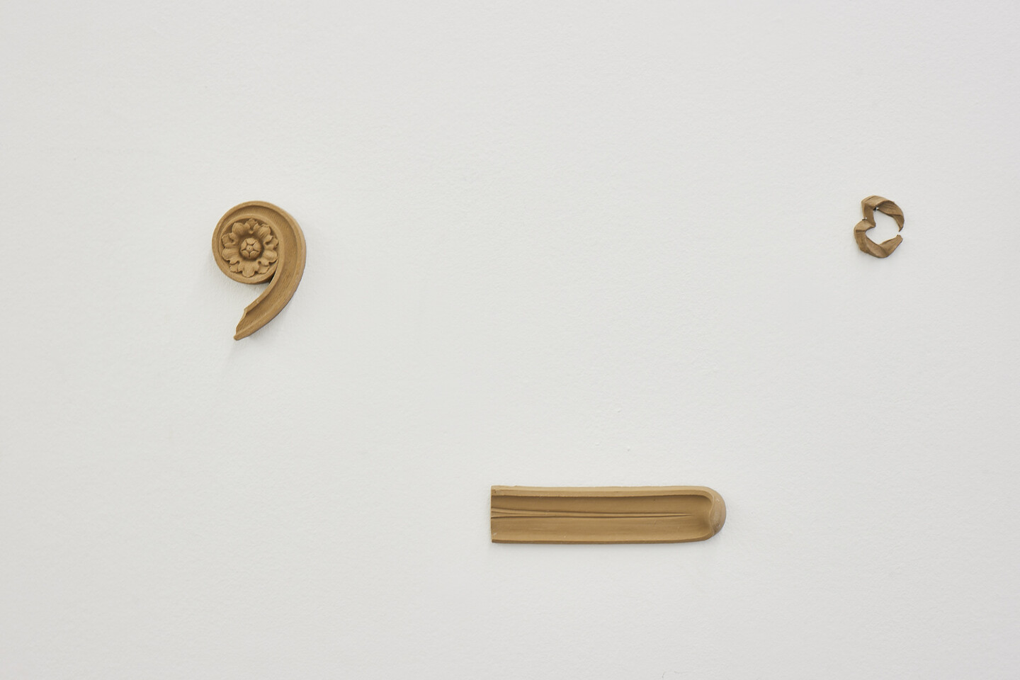 Rayyane Tabet, Moulage, 2021, 130 terracotta fragments, Installation size variable, Exhibition view Sfeir-Semler Gallery Hamburg 2021