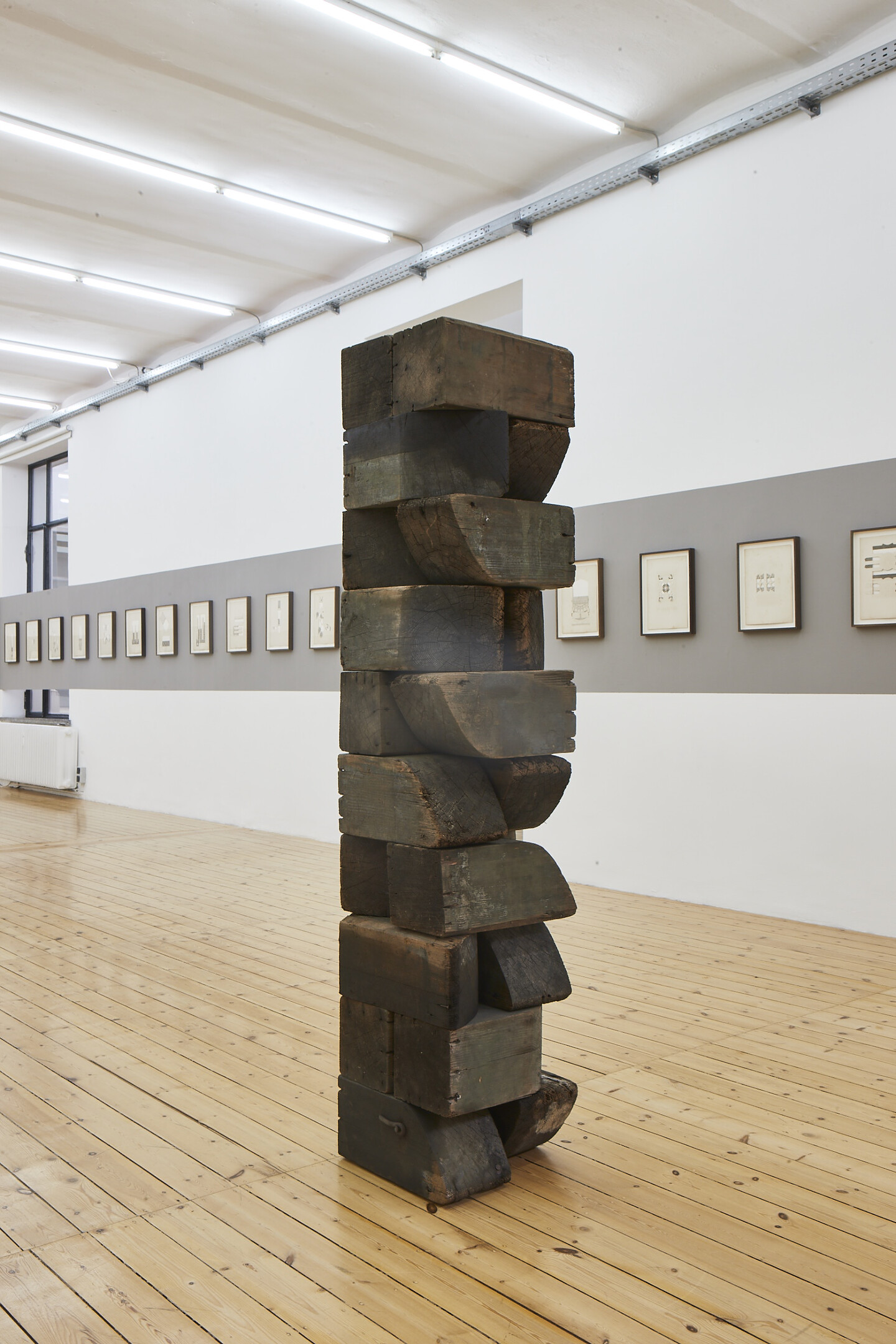 Rayyane Tabet, Assemblage, 1910-2020, 18,5x18,5x39 cm each, Installation size 39x39 x 186 cm, Exhibition view Sfeir-Semler Gallery Hamburg 2021