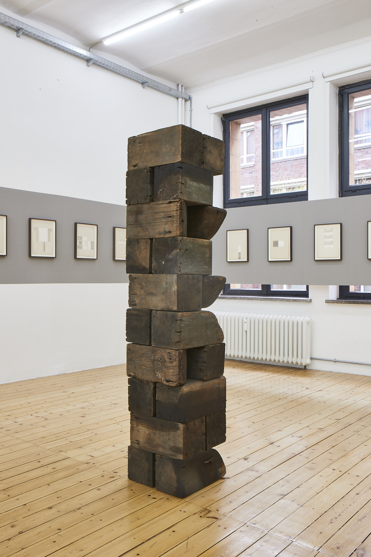 Rayyane Tabet, Assemblage, 1910-2020, 18,5x18,5x39 cm each, Installation size 39x39 x 186 cm, Exhibition view Sfeir-Semler Gallery Hamburg 2021