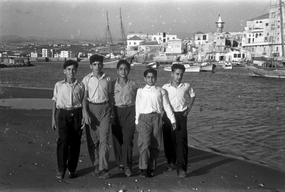 Hashem El Madani: Promenades, Men walking