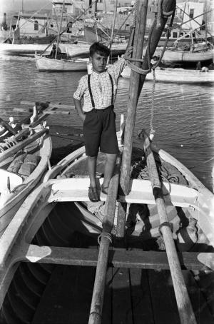 Hashem El Madani: Promenades, Men and women posing on fishing boats