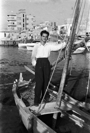 Hashem El Madani: Promenades, Men and women posing on fishing boats