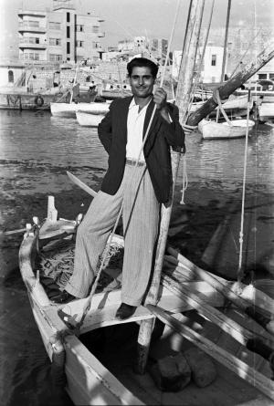 Hashem El Madani: Promenades, Men and women posing on fishing boats