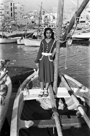 Hashem El Madani: Promenades, Men and women posing on fishing boats