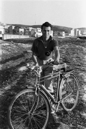 Hashem El Madani: Promenades, Young men with their bicycles