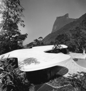 F.C. Gundlach, Baumeister der Tropen, Oscar Niemeyer - Casa das Canoas, Bara da Tijuca, Rio de Janeiro, 1956, Vintage print, 24,6 x 23,8 cm 