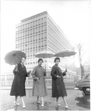 F.C. Gundlach, Regenwetter aufgeheitert, Modelle Staebe-Seger, Fasanenstraße Berlin, 1955, Vintage print, 30,3 x 24 cm